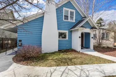 Image de Dog Friendly & Epic Location! Walk 2 Blocks to Hyde Park | Cozy Up by the Fireplace!