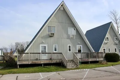 Image de Chalet on the Lake 52 w/ Beach Access, Pools, Sport Courts, Fishing Pond & more!