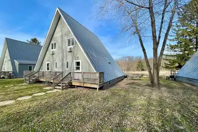 Image de Chalet on the Lake 94 w/ Beach Access, Pools, Sport Courts, Fishing Pond & more!