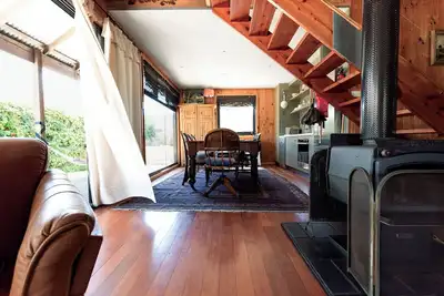 Image de Rustic Barn by the Bay: Family Beachside Getaway