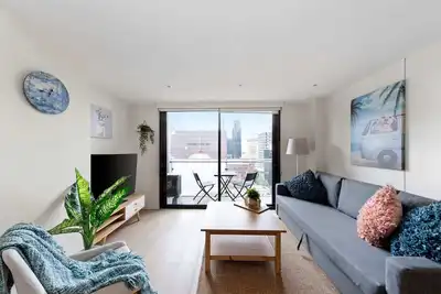 Image de A Cozy & Comfy 2br Apt Near Victoria Market