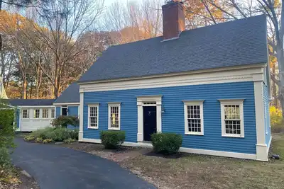 Image de Antique home artfully remastered with all of the modern amenities to evoke a true Maine Vacation