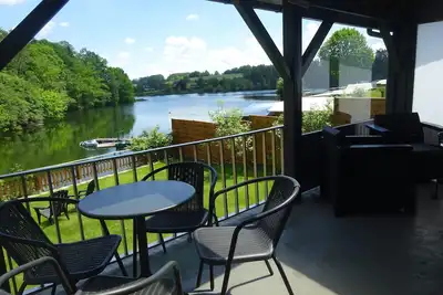 Prachtig Gelegen Chaletje aan Meer Robertville met Bootje en Kajak