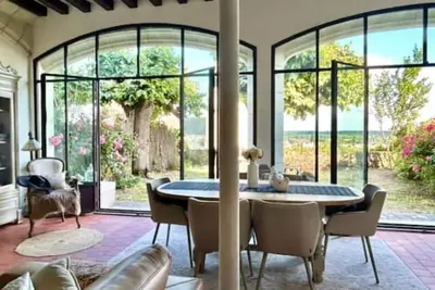 Image de Lieu unique avec jardin au pied du château de Blois. La campagne en pleine ville