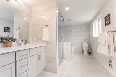 Image de Burien's Top Unit with Spa-Inspired Bathroom