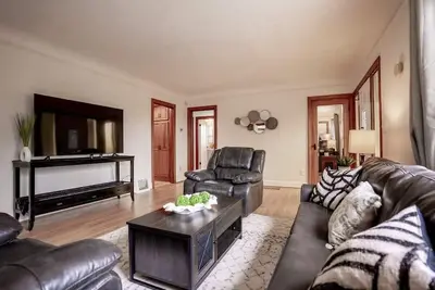Image de Burien's 3-Br Middle Unit Retreat with Deck Bbq