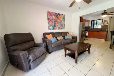 Image de Walk to Beach - Main Floor - Huge Screened Patio