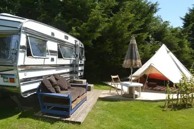 Image de Bell Tent and Chrome Fairground Caravan