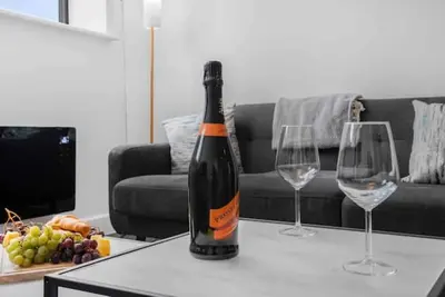 Image de Luxury 2 Bedroom Apartment B5 Near China Town & O2