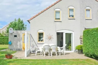In Breskens, on vacation park Fort Soleil, you will find this semi-detached vacation home Zeezwaluw Nr 29 with a living comfort of approx. 103 m2.