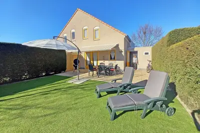 Fort Soleil 30, recently refurbished inside and out, offers approx. 103m of living comfort in a semi-detached bungalow with enclosed, south-facing garden in a quiet area.