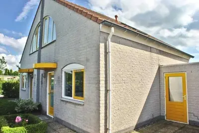 Image de Fort Soleil 35 offers ca. 103 m living comfort in a semi-detached bungalow with-mid South facing garden in a quiet area.
