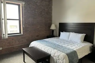 Image de Toledo Tranquility: Luxe 2-Bed Retreat - Your Perfect Stay Awaits! Ada compliant