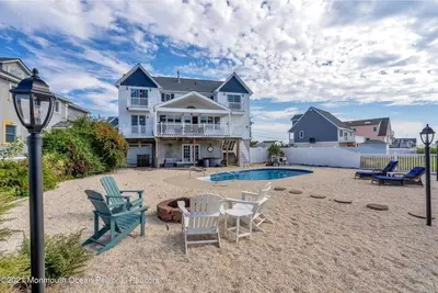 Image de Waterfront 4-Br/3 Bath Home in Toms River with Private Pool and Hot Tub