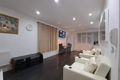 Image de Large 1 bdr penthouse. 1min to shops. 3min to tube