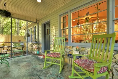 Image de The cottage is located centrally to downtown & a short walk to Lake Blue Ridge.