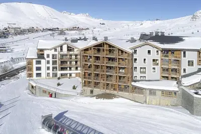 Image de Pied des pistes de ski, 3ème étage, piscine, balcon, cheminée ou poêle à bois, parking, télévision
