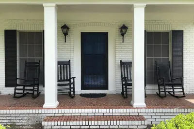 Image de Tallahassee's Hidden Gem - The BluManor!