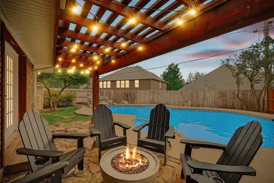 Image de 3-Bd Backyard Oasis w Pool, Patio, Firepit