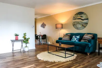 🔹Charming Entire House + Parking🔹