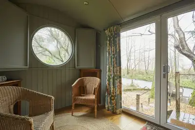 Image de The Shepherd’s Hut is a charming retreat to relax after a day at the Lakes.