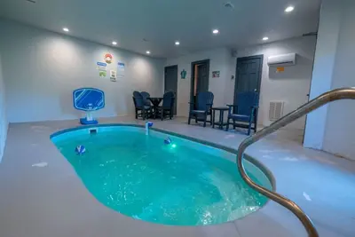 Image de *Gorgeous 2bd Cabin with Pool! Hot Tub + Views! *