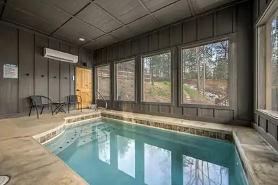Image de Luxurious 3bd Lodge with Pool! Hot Tub + Games!