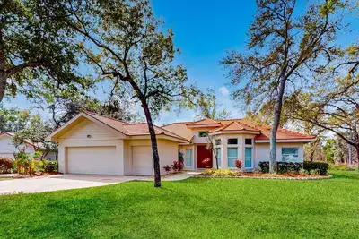 Image de Dog-friendly golf retreat with enclosed pool, alfresco dining, grill, smart TVs