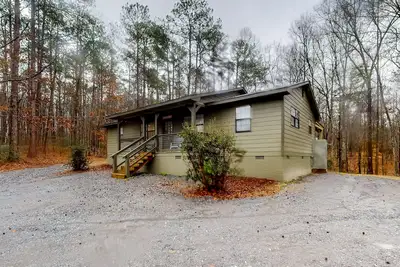 Image de Newly renovated home near private boat ramp - covered porch & dog-friendly