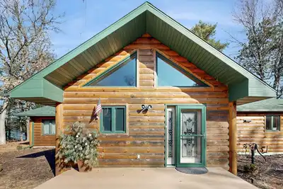 Image de Beautiful lakefront log cabin with dock, firepit, washer/dryer, dog friendly