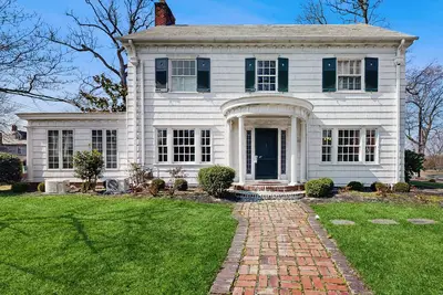 Image de Historic dog-friendly home with a grassy yard, deck, washer/dryer, & central Ac