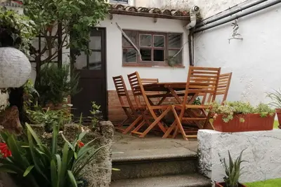 Image de Centrally located house with patio