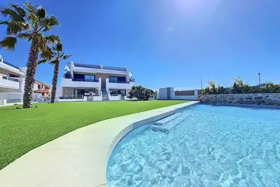 Image de Appartement au bord de la piscine avec terrasse, parking et Wi-Fi