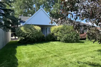 Image de Grande maison près de tous les services et attractions touristiques.