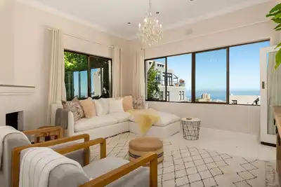 Image de Lush 2 Bedroom Sea Point Gem | Balcony