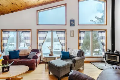 Image de Lakeside Retreat: 5-Br Cottage in Parry Sound