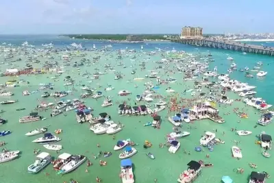 Image de Luxury Condominium with Complimentary 11 Person Pontoon Boat & Dock