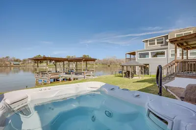 Image de ‘Sunset Cove’ Lakefront Rental w/ Private Dock!