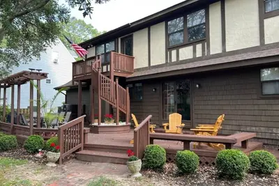 Image de Charming and Spacious Beach Tudor in the heart of the Obx in Kill Devil Hills