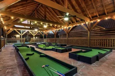 Image de Black Fox Lodge Luxury Cabin in the Smokies! Includes Mini Golf And Indoor Pool!