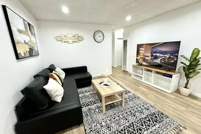 Image de Charming House in Old Town Fullerton near Disney & Knott’s! !