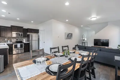 Image de Modern 3b/2b Retreat near Portland. Must-See!