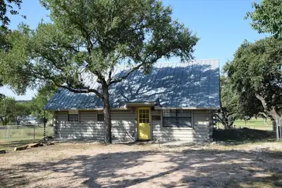 Image de Your Lakefront Escape-The Yellow Door Cabin!