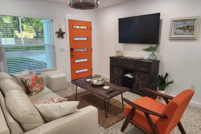 Image de Something in the Orange - 2 bedroom 1 1/2 bath in Dunedin on the Pinellas Trail