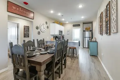 Image de 4br ~ Near 76 Strip and Sdc ~ King Beds ~ Pool ~ Free Tickets Included! (V3103-6)