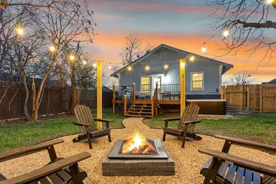 Image de The Historic Blue Bungalow / Hot Tub / 5 min to Magnolia