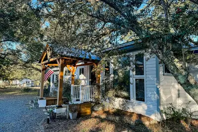 Image de Charming cottage on Saucepan Creek near Ocean Isle beaches with hot tub