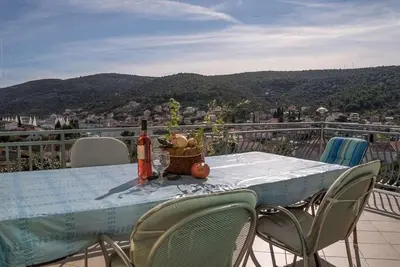 Image de Appartement de quatre chambres avec la terrasse et la vue sur le mer Marina, Trogir (A-22691-b)