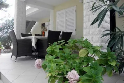 Image de Appartement de deux chambres avec la terrasse Barbat, Rab (A-22754-a)