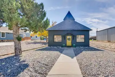 Image de Historic downtown bungalow, a short walk to hot springs and dinosaur museum.